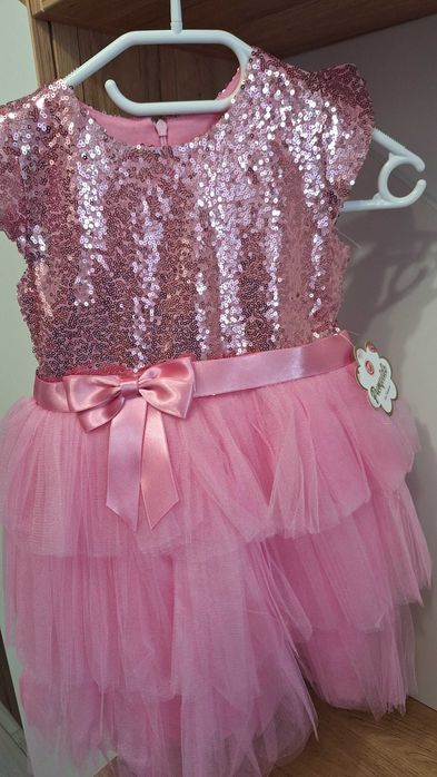 Нова детска рокля. С етикет. Розова, с пайети. За 5 г.