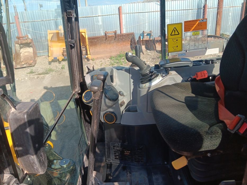 Vând miniexcavator jcb 35z1