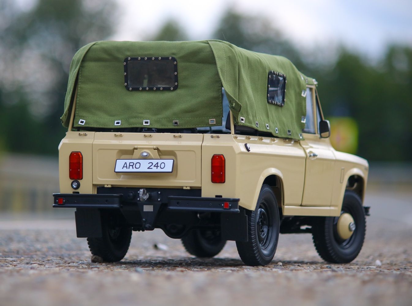 Machetă Aro 240        1:8