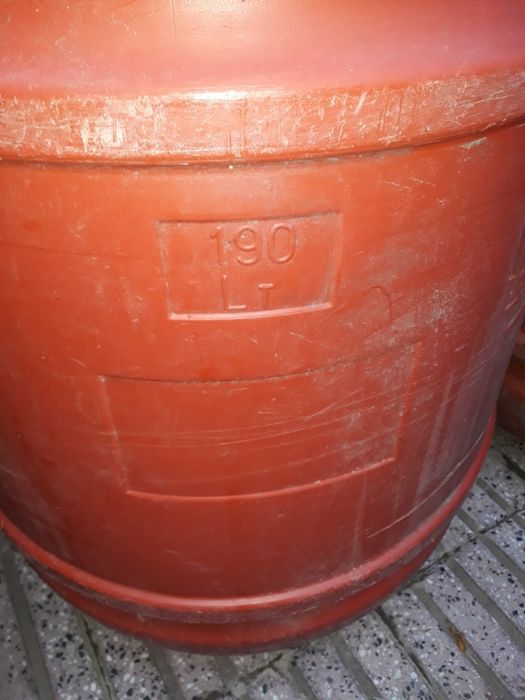 Butoaie plastic foarte groase cu capac cu filet și garnitură preț 100