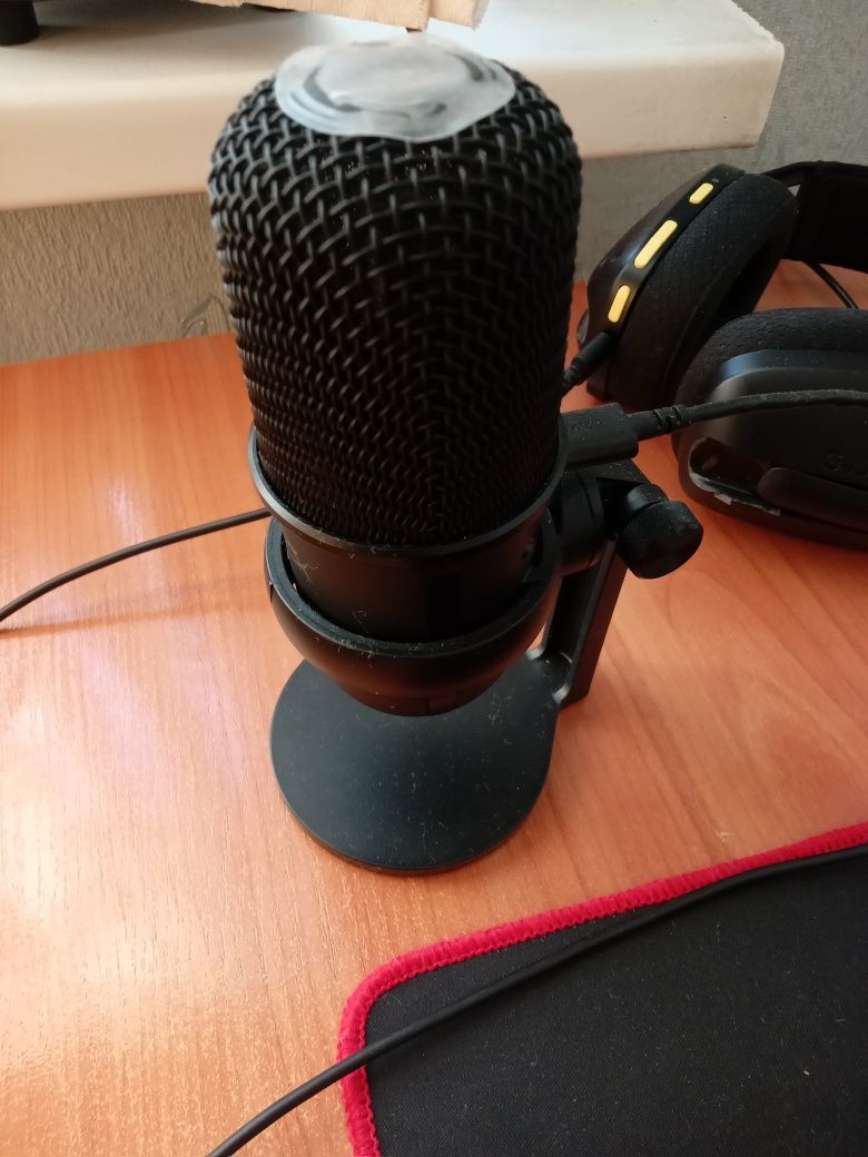 Продаю микрофон hyper x