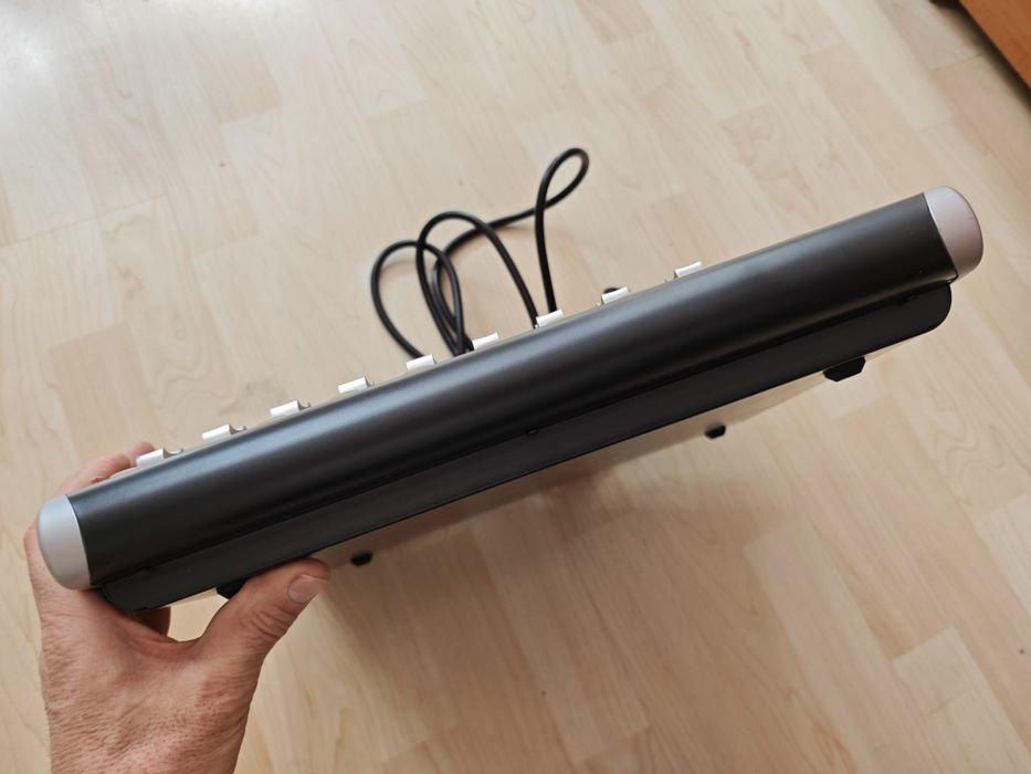 Midi контролер Behringer Xtouch Compact с моторизирани фейдъри