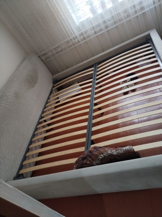 Продам кровать без матраца