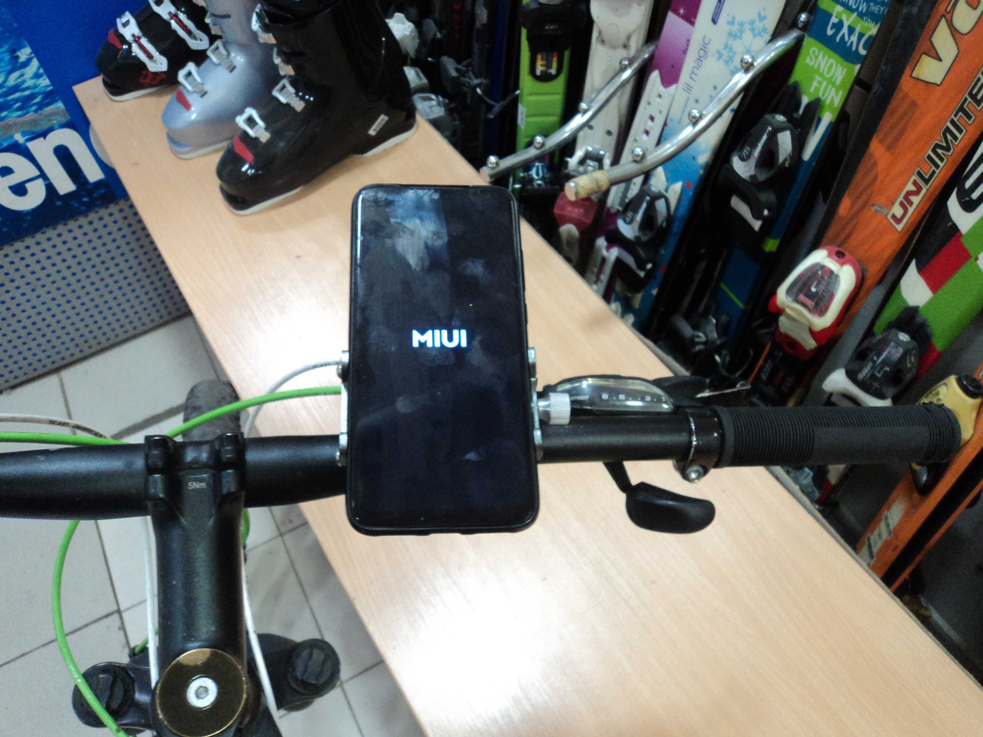 Крепёж для мобильного телефона на руль велосипеда или самоката
