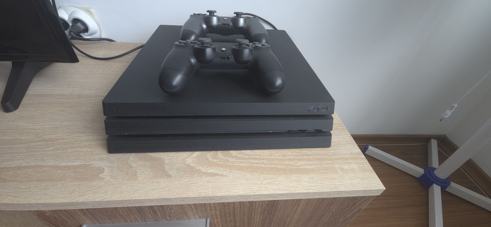 PS4 Pro 1TB с нови игри – Перфектно състояние!