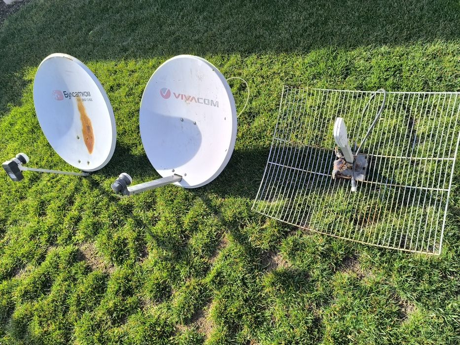 2бр. сателитни антени и антена за интернет. Не се продават по отделно