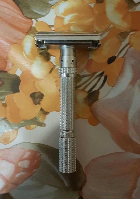 Продавам самобръсначка за класическо бръснене Gillette Slim Adjustable