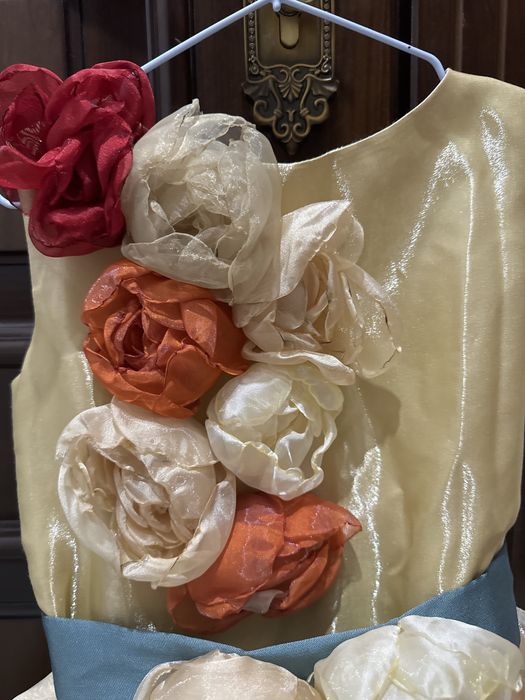 Платье нарядное для девочки 6-7 лет.