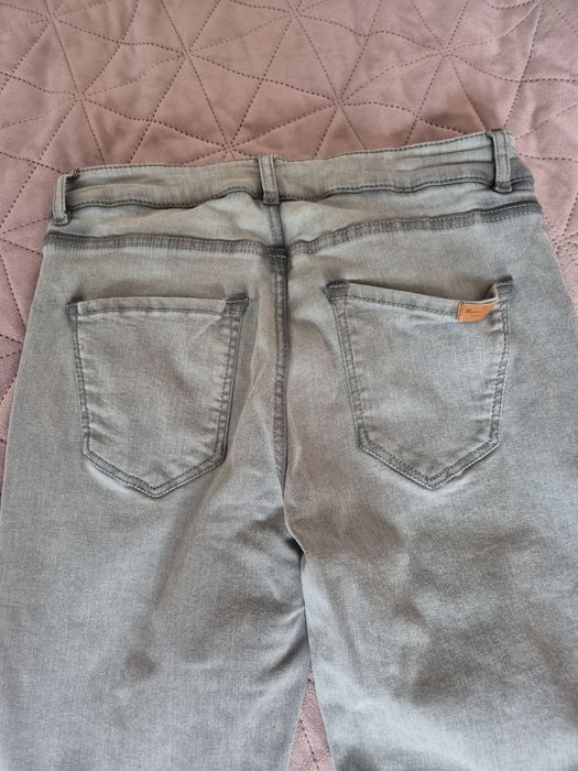 Vând blugi massimo dutti
