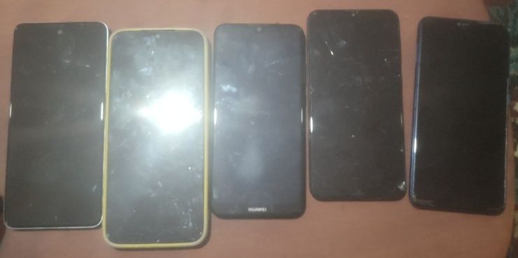 Продаю 5телефона на запчасти или для пользования просто сломаны