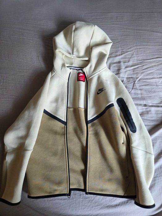 Продавам оригинален nike tech fleece + подарък блуза и чорапи