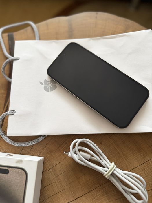 Iphone 15 Pro + 1 husa originala Apple