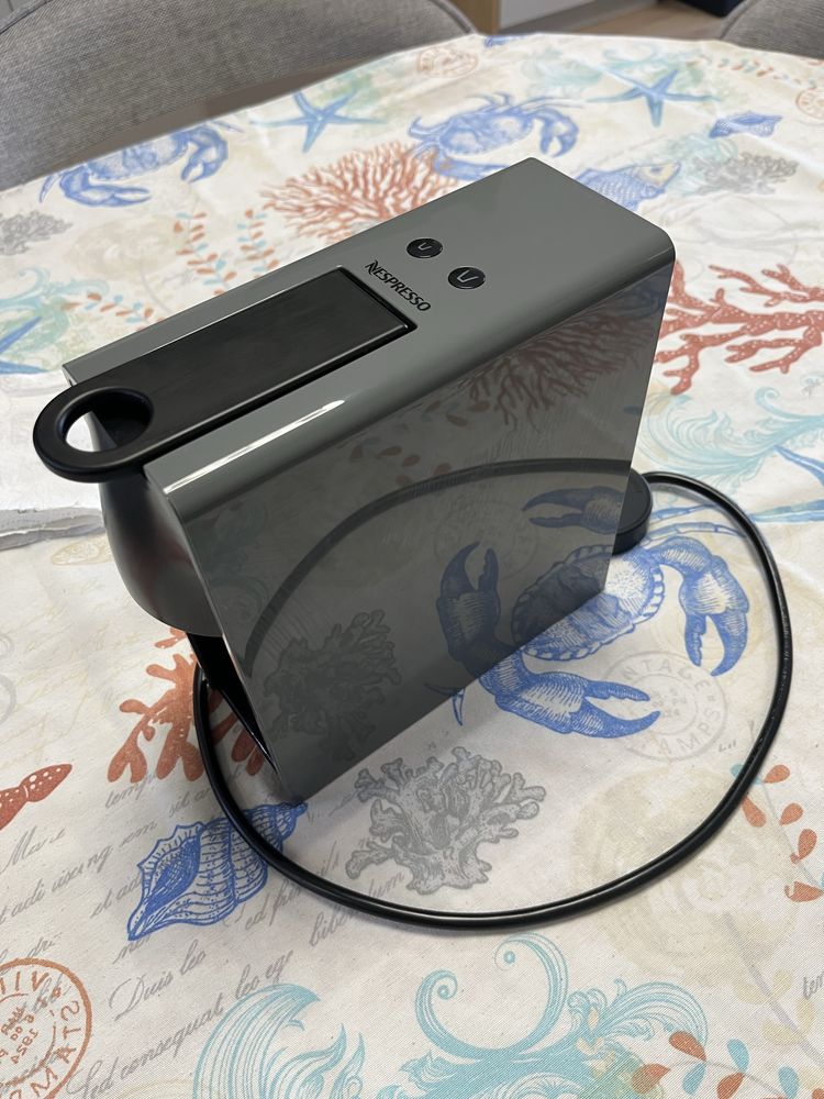 Nespresso Essenza Mini - като нова + подарък стойка за 40 капсули