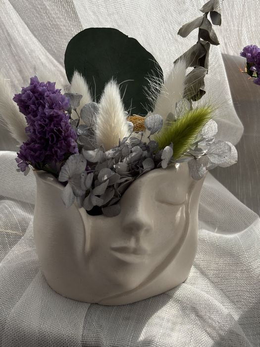 Кашпо из гипса с сухоцветами