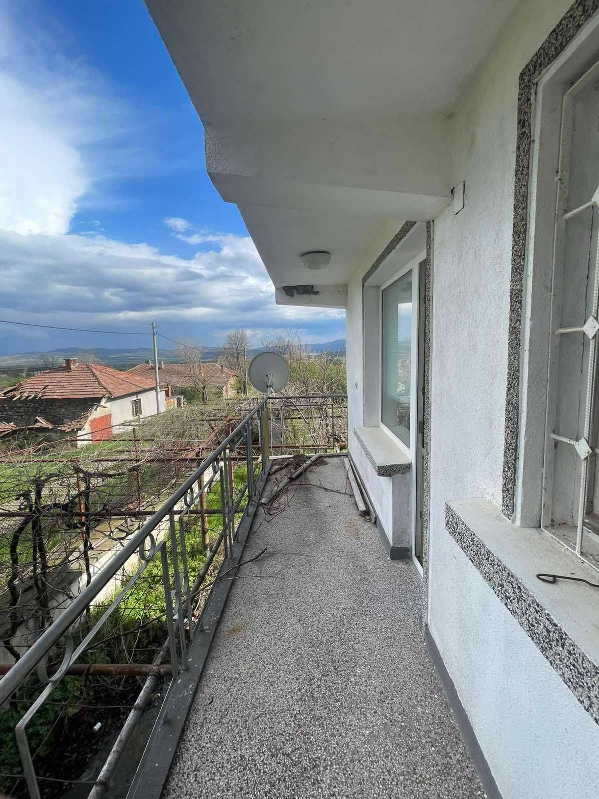 Продава се триетажна къща