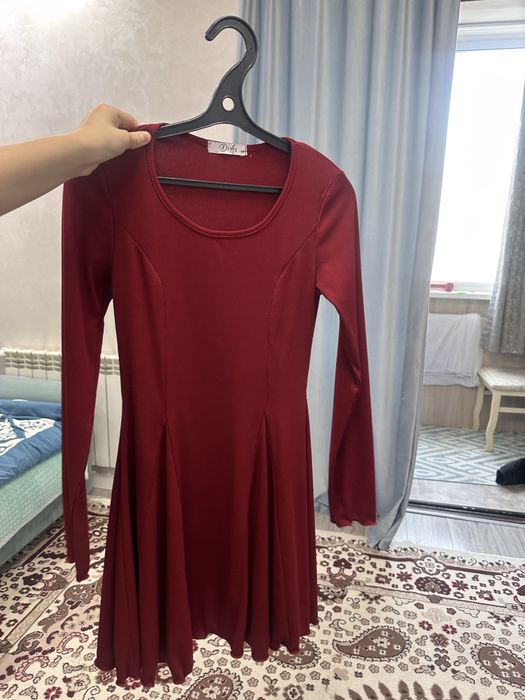 новое платье бордового цвета