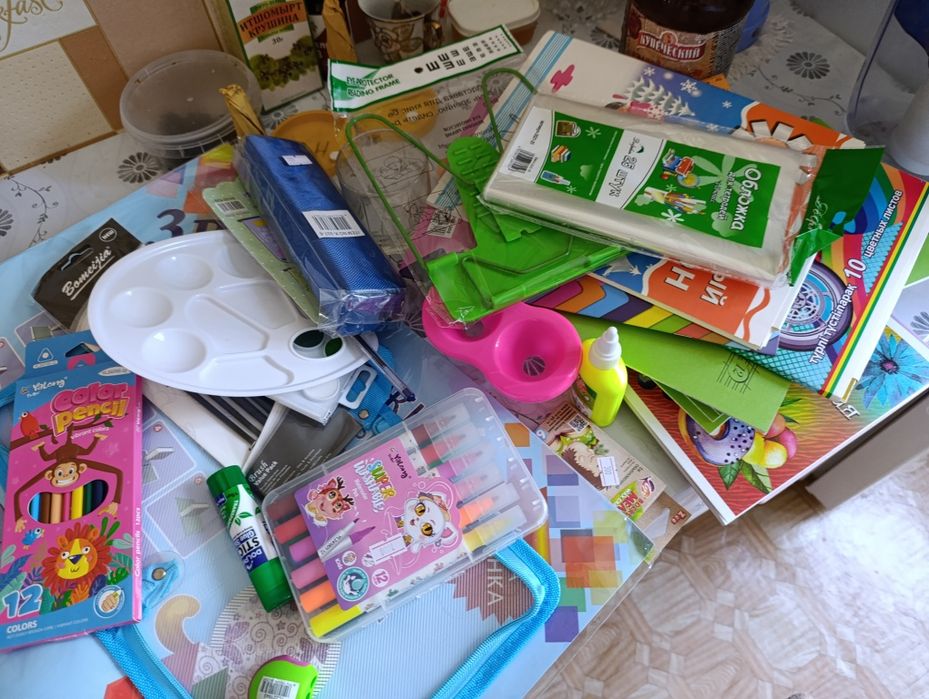 Продам канцелярию для младших классов