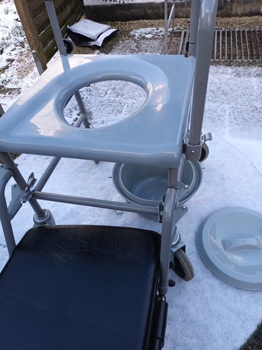 Scaun toaletă cu roți