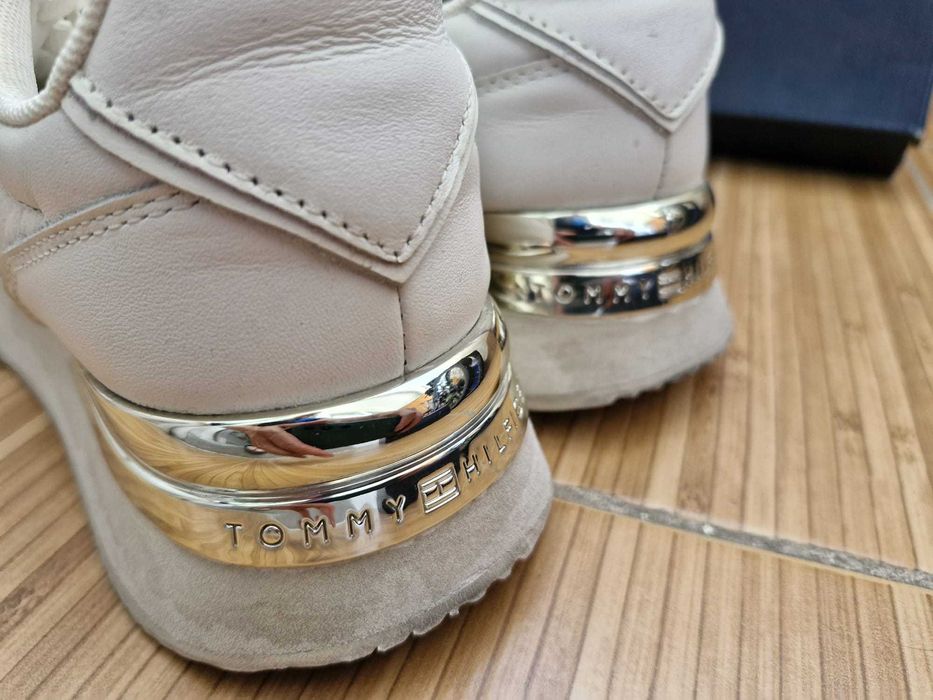 Vând adidași Tommy Hilfiger