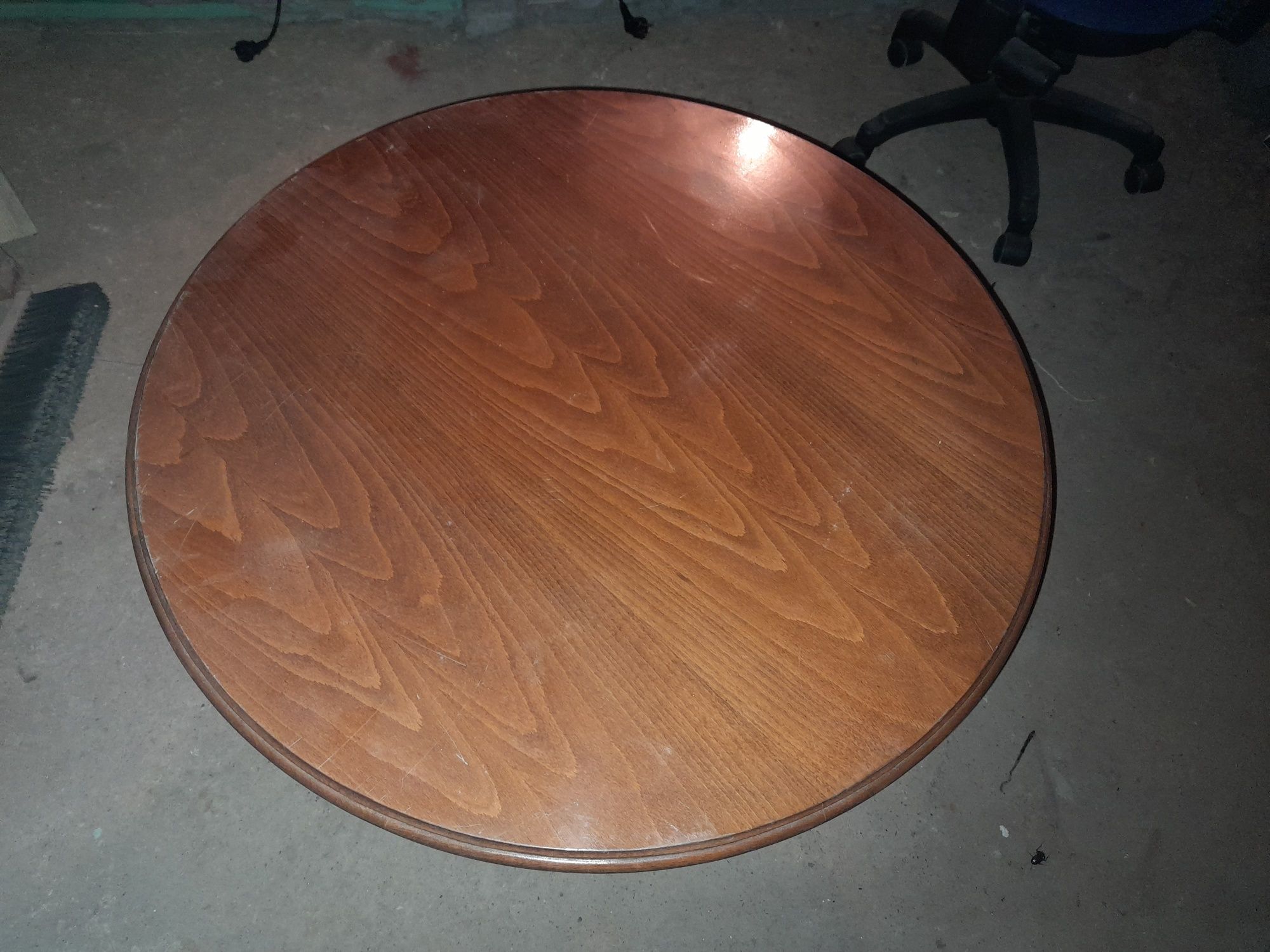 Masa rotundă din lemn masiv