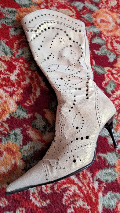 Cizme Elegante de Vară din Piele Întoarsă Bej cu Decupaje Laser