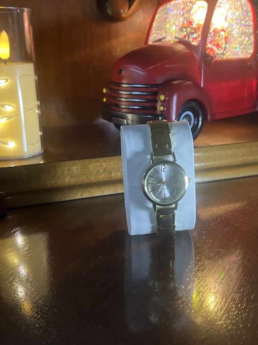 Женские часы QUARTZ золотые.