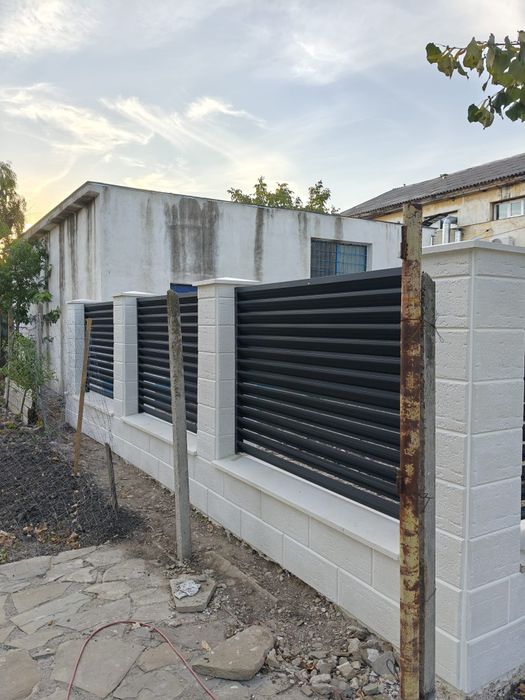 Capace si coame de gard