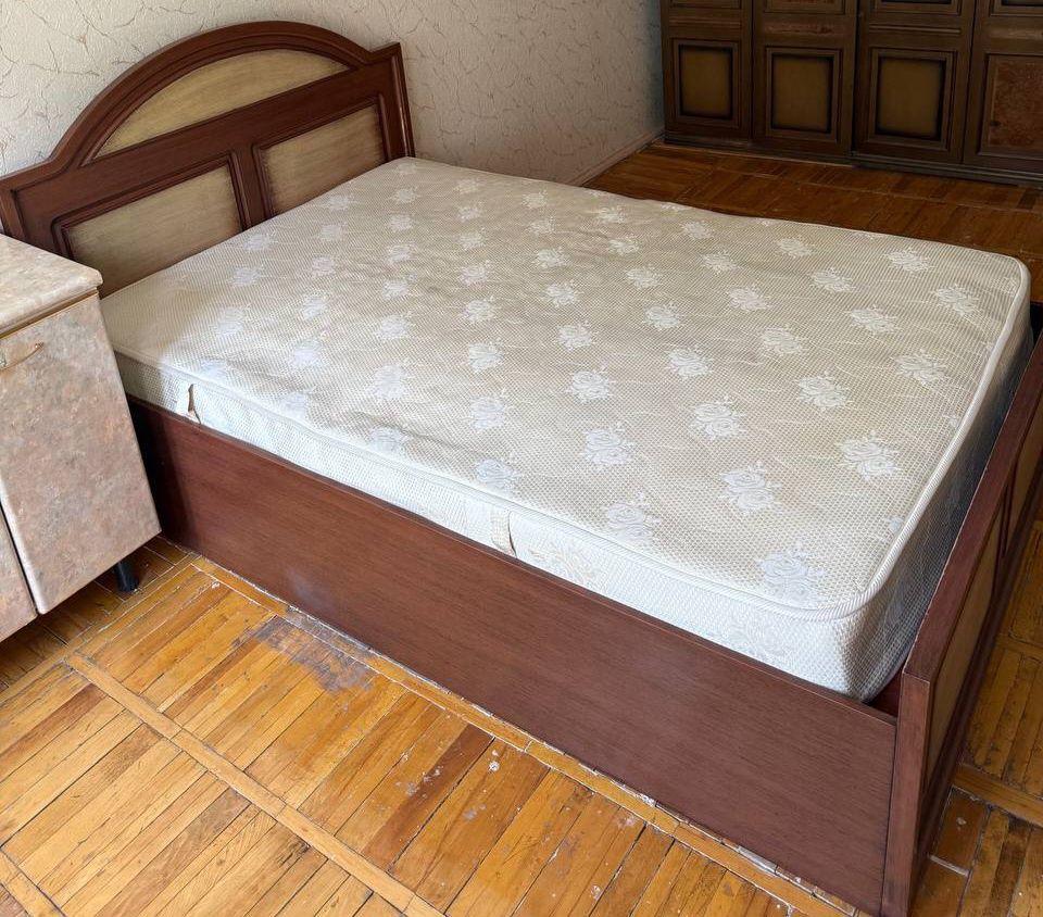 Продаётся кровать с матрасом в отличном состоянии. Полуторка.