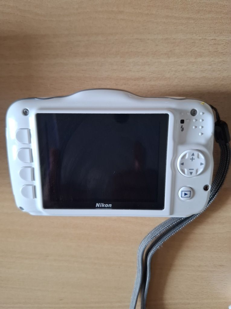 Компактен дигитален фотоапарат камера  NIKON COOLPIX S32