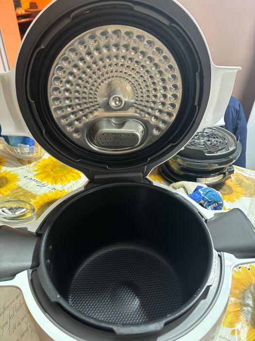 Мултикукър тефал ,ползван брени пъти ,много запазен,без забележки