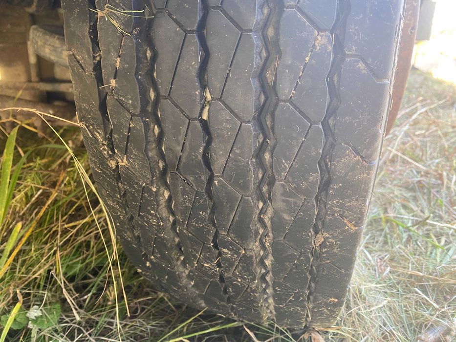 Camion apicol cu 76 stupi, lift, cabină extractie