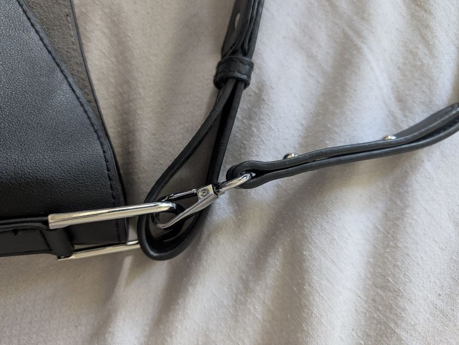 Черна чанта с дълга и къса дръжка без прегради