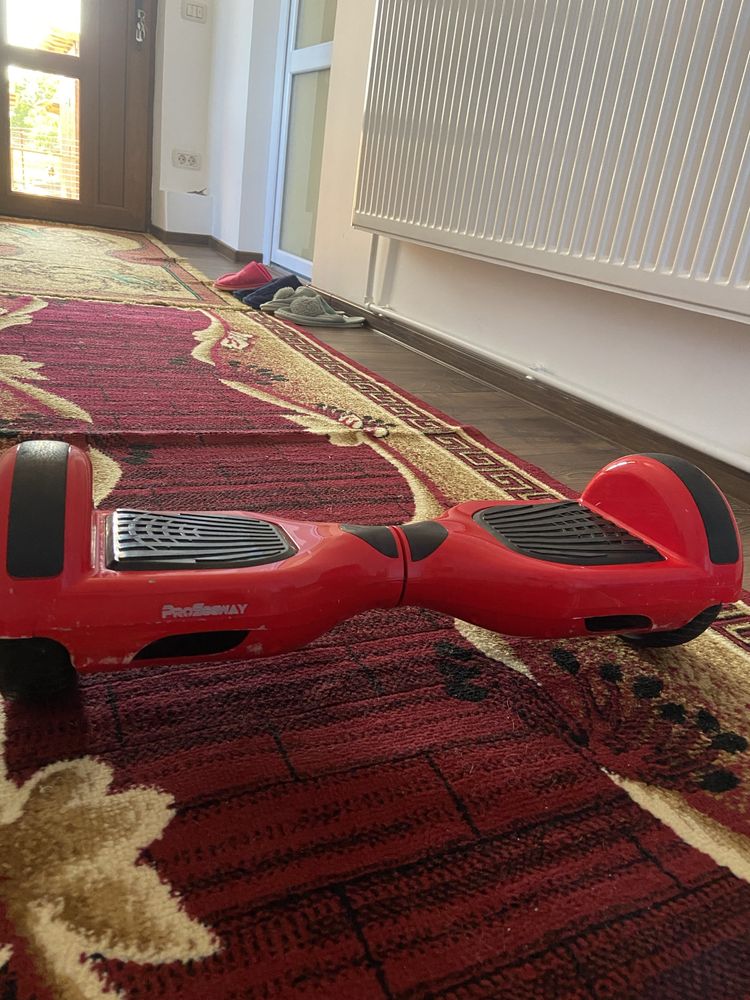 Vând hoverboard roșu