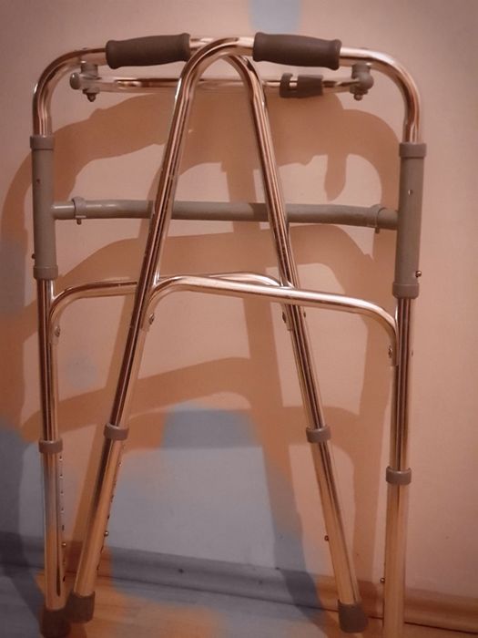 Cadru medical pliabil și saltea antiescare (nefolosită)