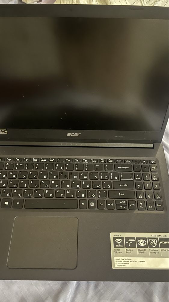 Ноутбук Acer бу еш жері сынбаған, жұмыс істеп тұр.