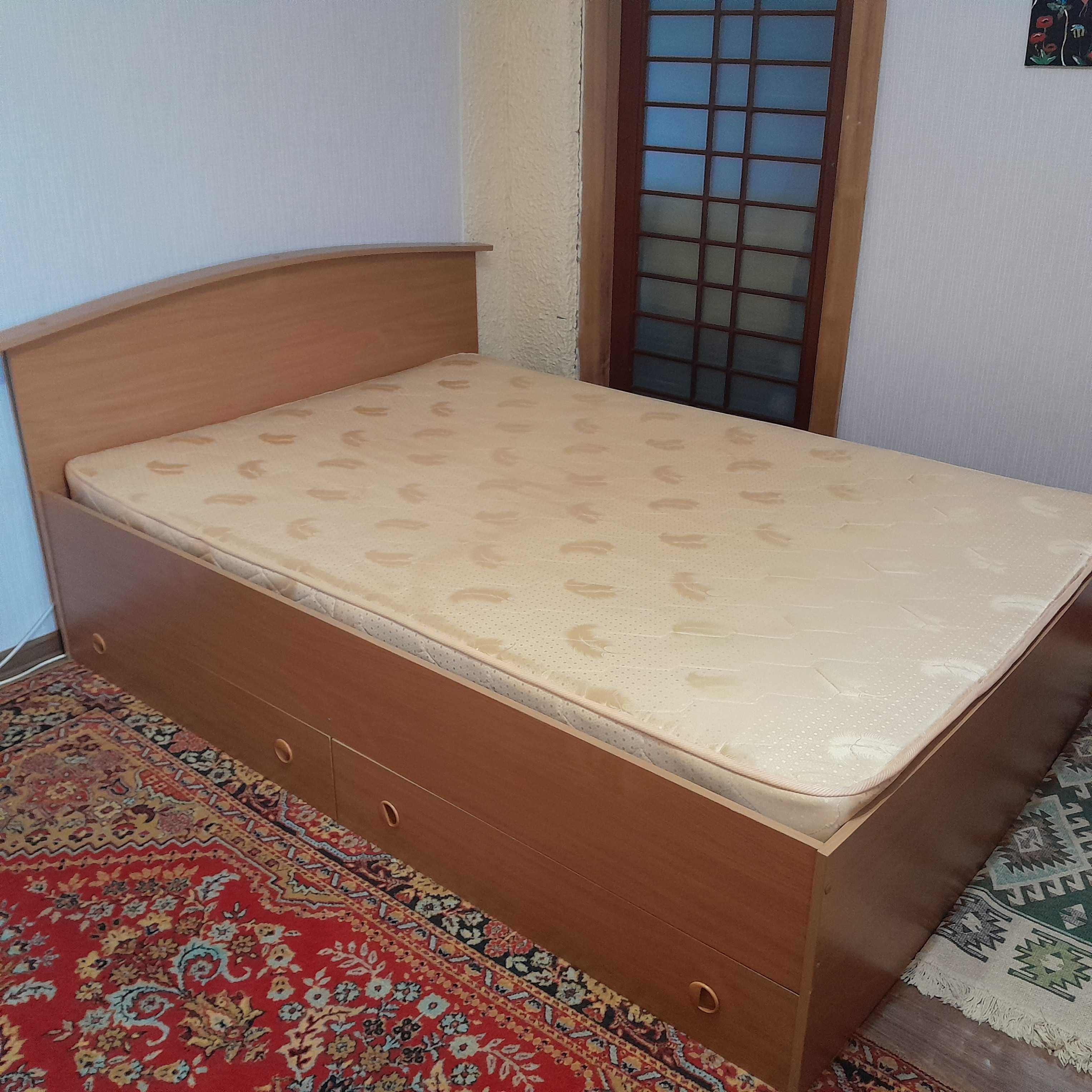Кровать двуспальная.