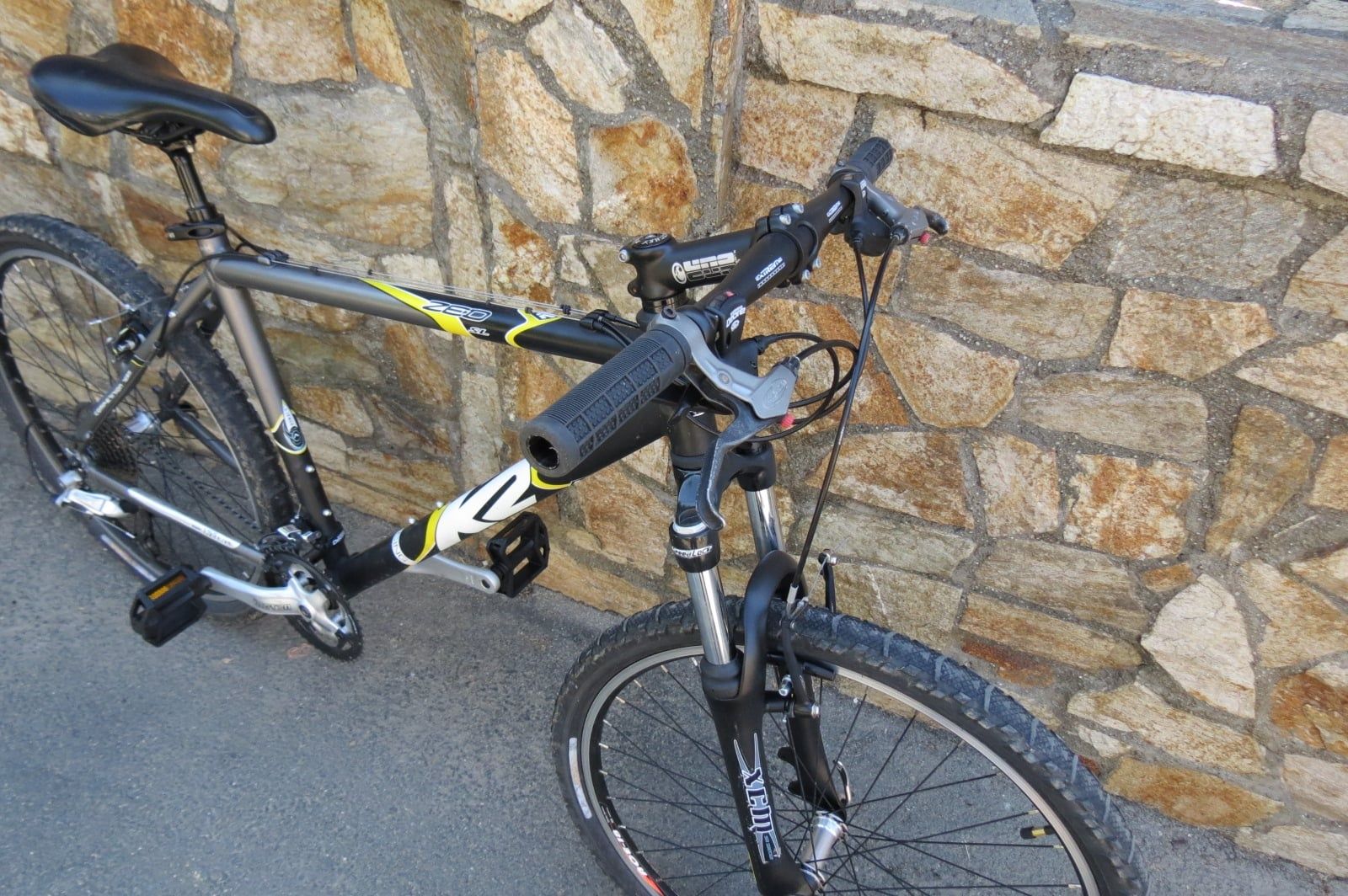 Vând mountain bike cu roti de 26"