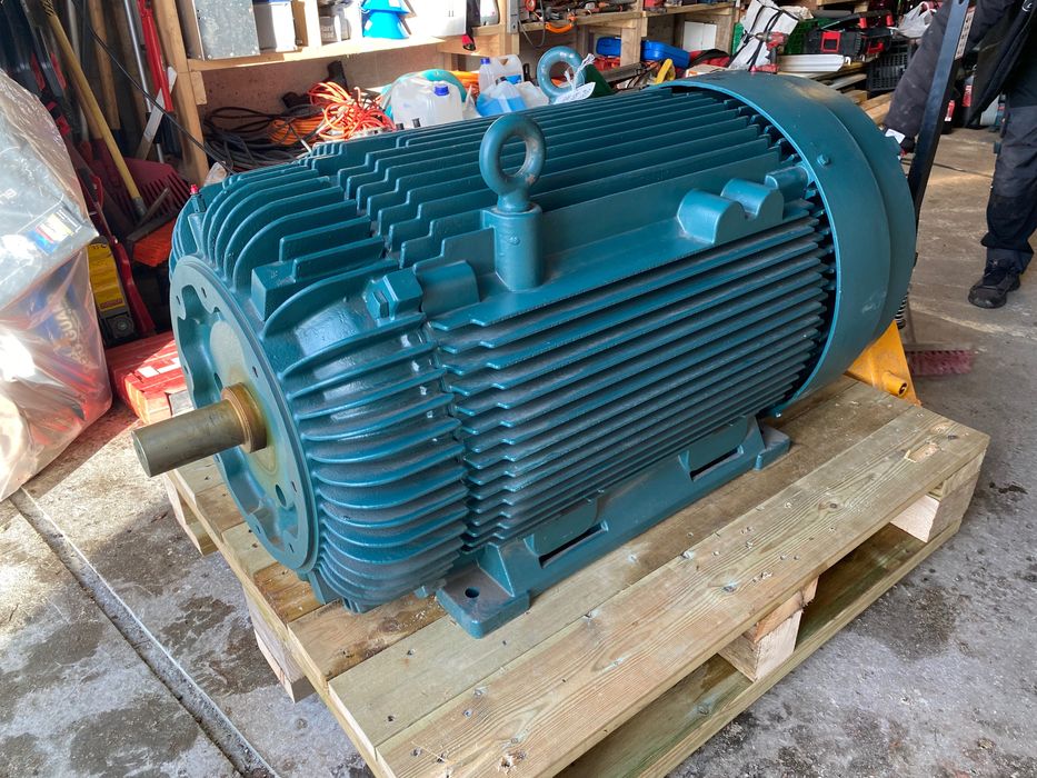 Vând motor nou 190 kw cu o eficiență de 95,4