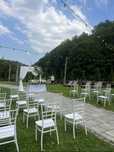Închiriez scaune Chiavari și mese pentru evenimente