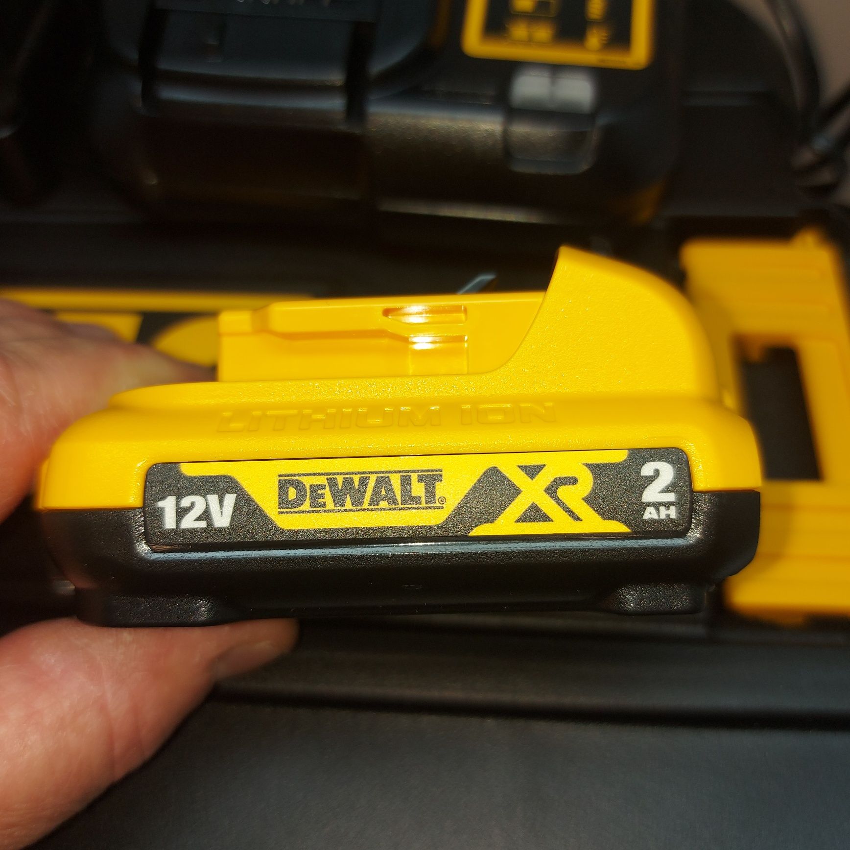 Нов лазерен нивелир DEWALT DCE0811 D1R