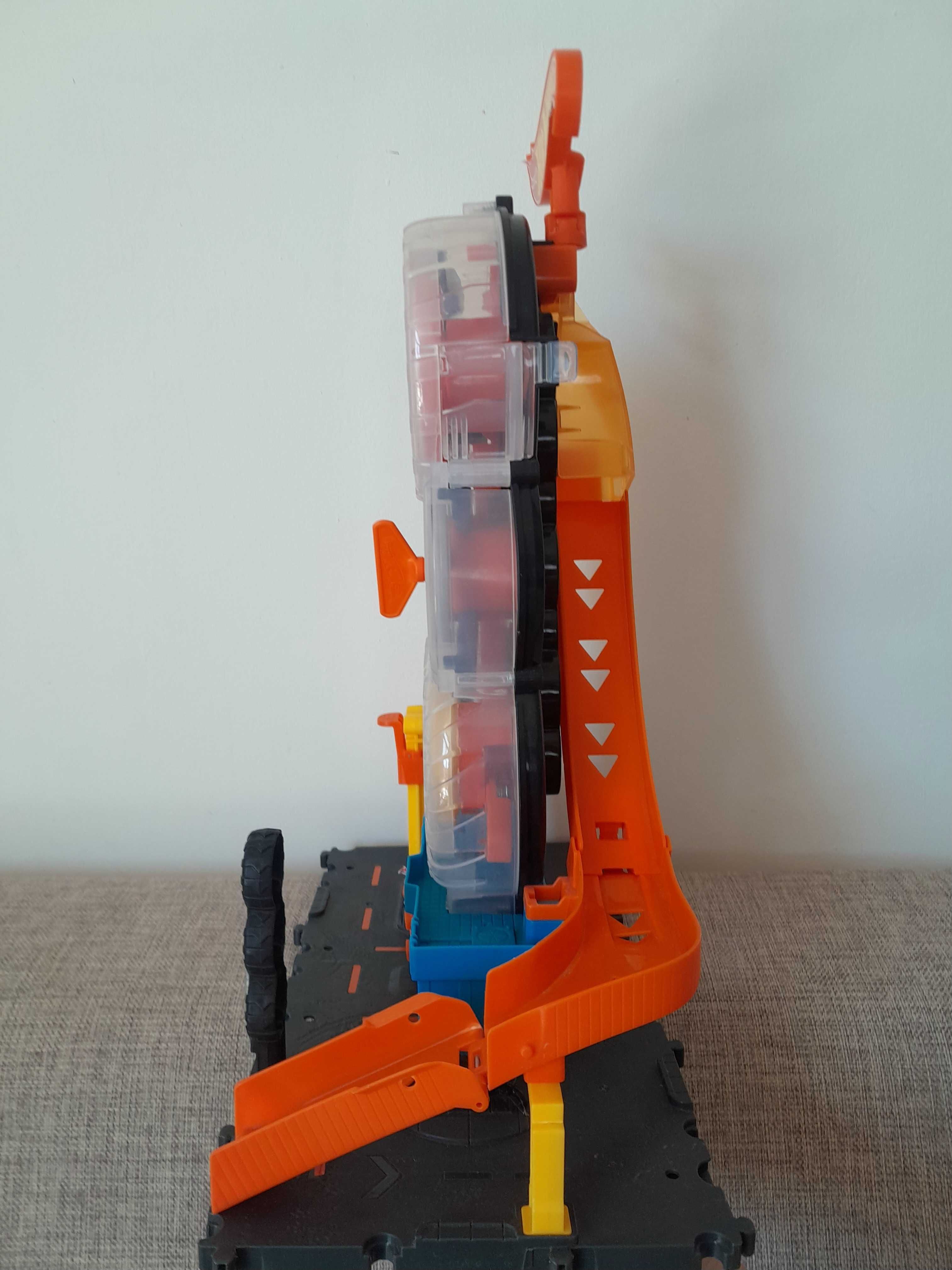 Играчка HOT WHEELS CITY Гумаджийница City Super Twist Tire Shop HDP02