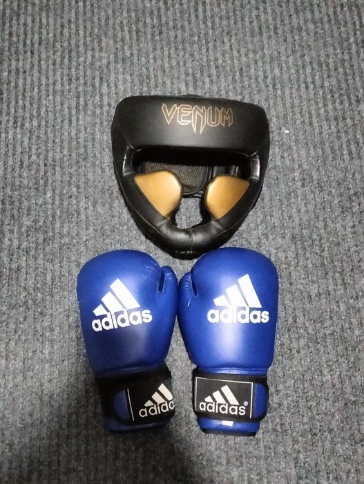 Боксёрские перчачти и шлем венум
