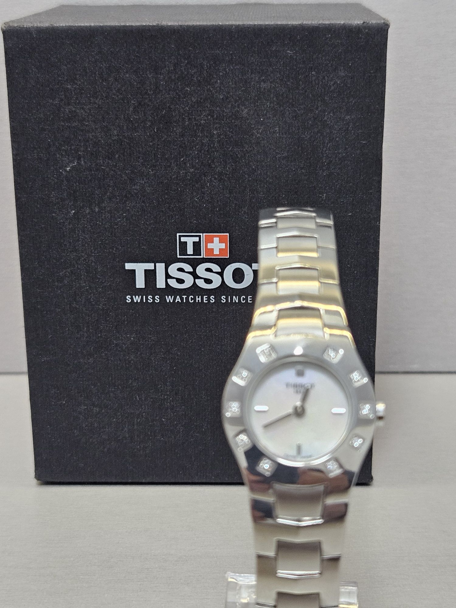 Tissot дамски часовник с диаманти