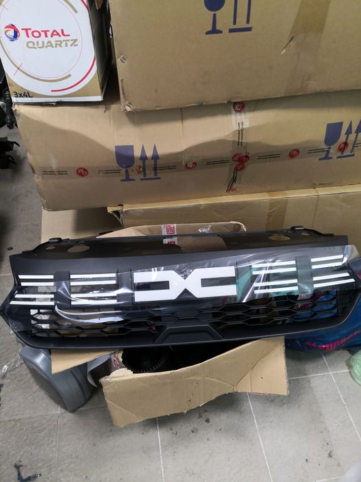 Grilă bară față cea cu logo nou Dacia Logan 2021-2024