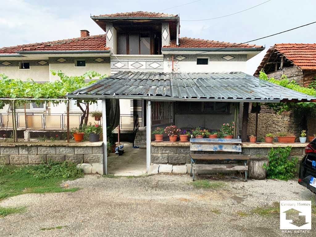 116234 Просторна тухлена къща с голям двор в с. Ново село