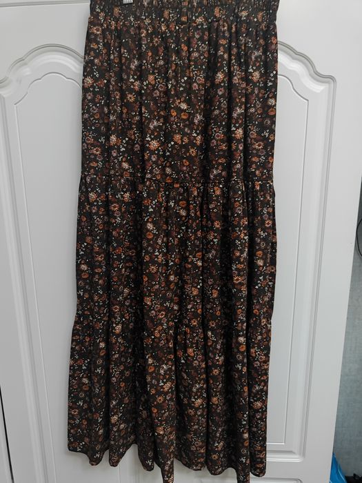 Юбка, коричневая с принтом цветочков.
