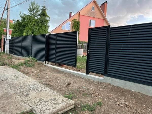 Vand garduri și porți la comanda clientului