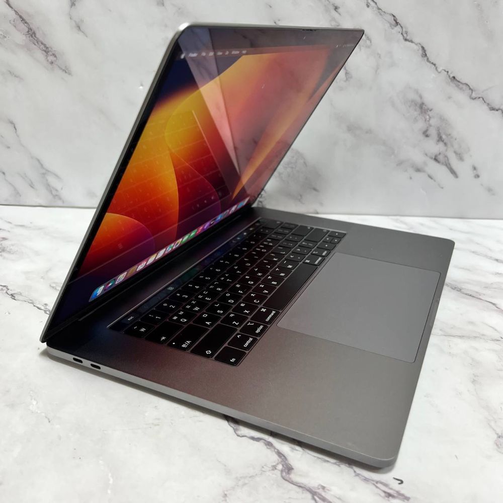 Macbook pro 15inc 2018 i7 16/512