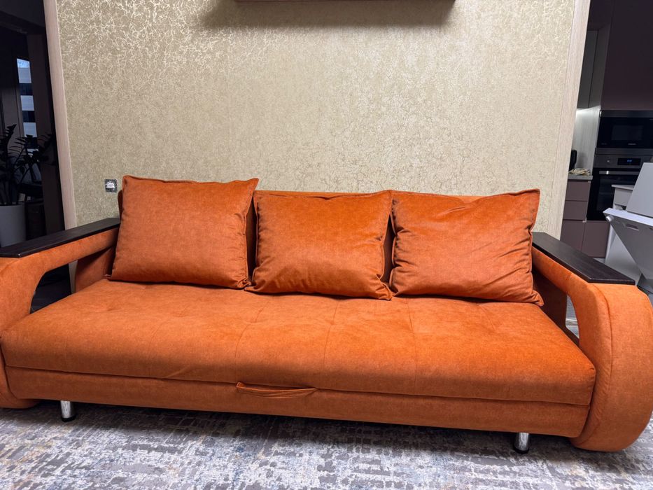 Диван оранжево терракотовый цвет , в хорошем состоянии продаю