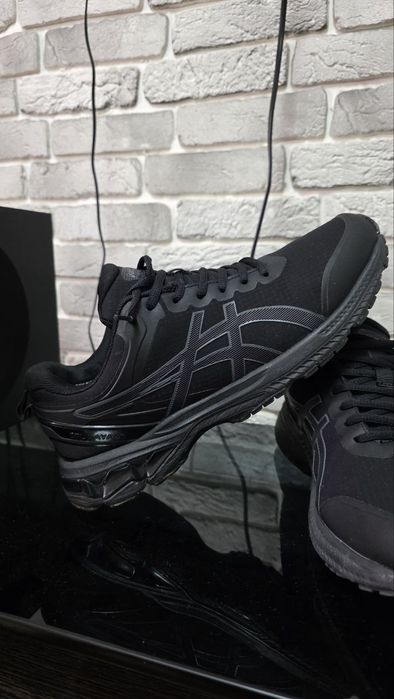 Оригинальные кроссы ASICS